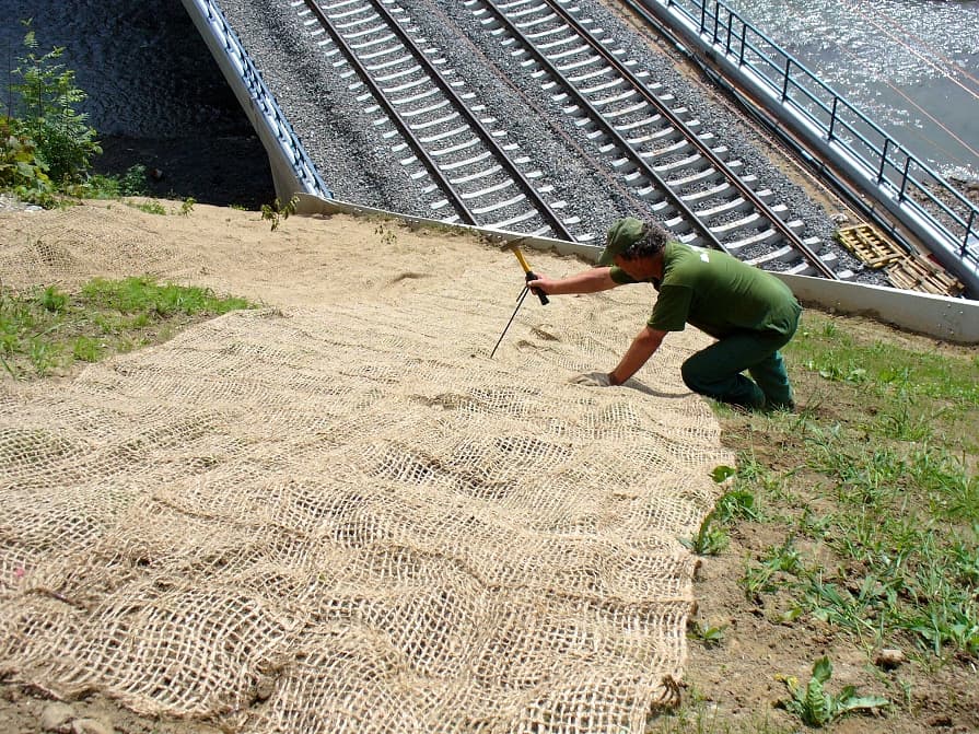 Mocowanie siatki przeciwerozyjnej na zboczu